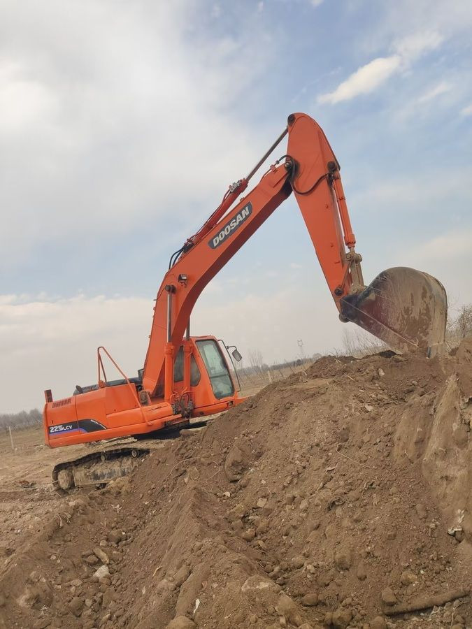 Crawler excavators photo for sale. Doosan 225lcv